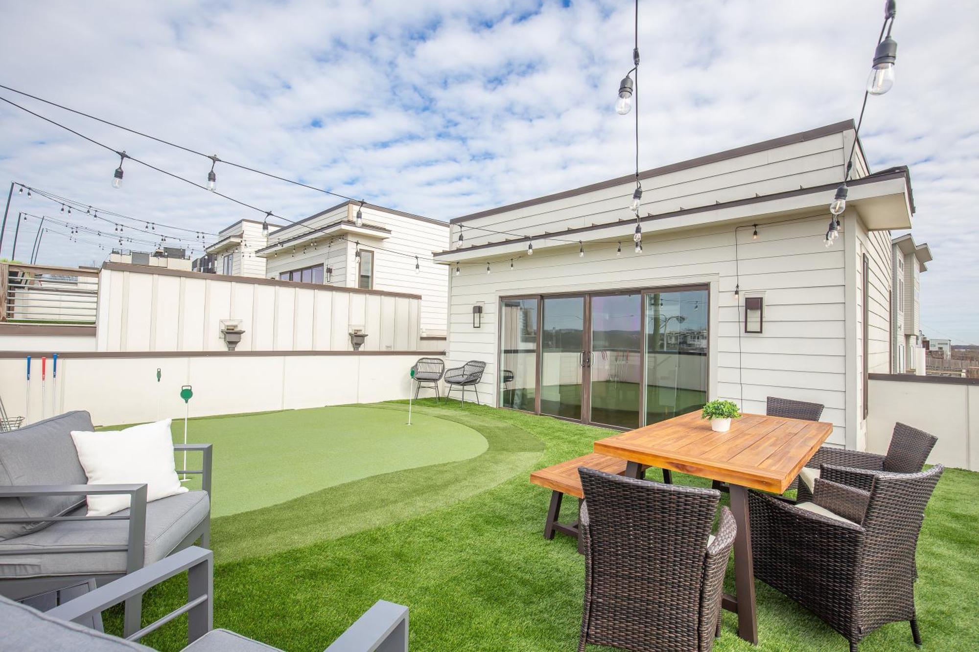 Whiskey House With Rooftop Golf, Views! 8min To Downtown! Sleeps 9! *