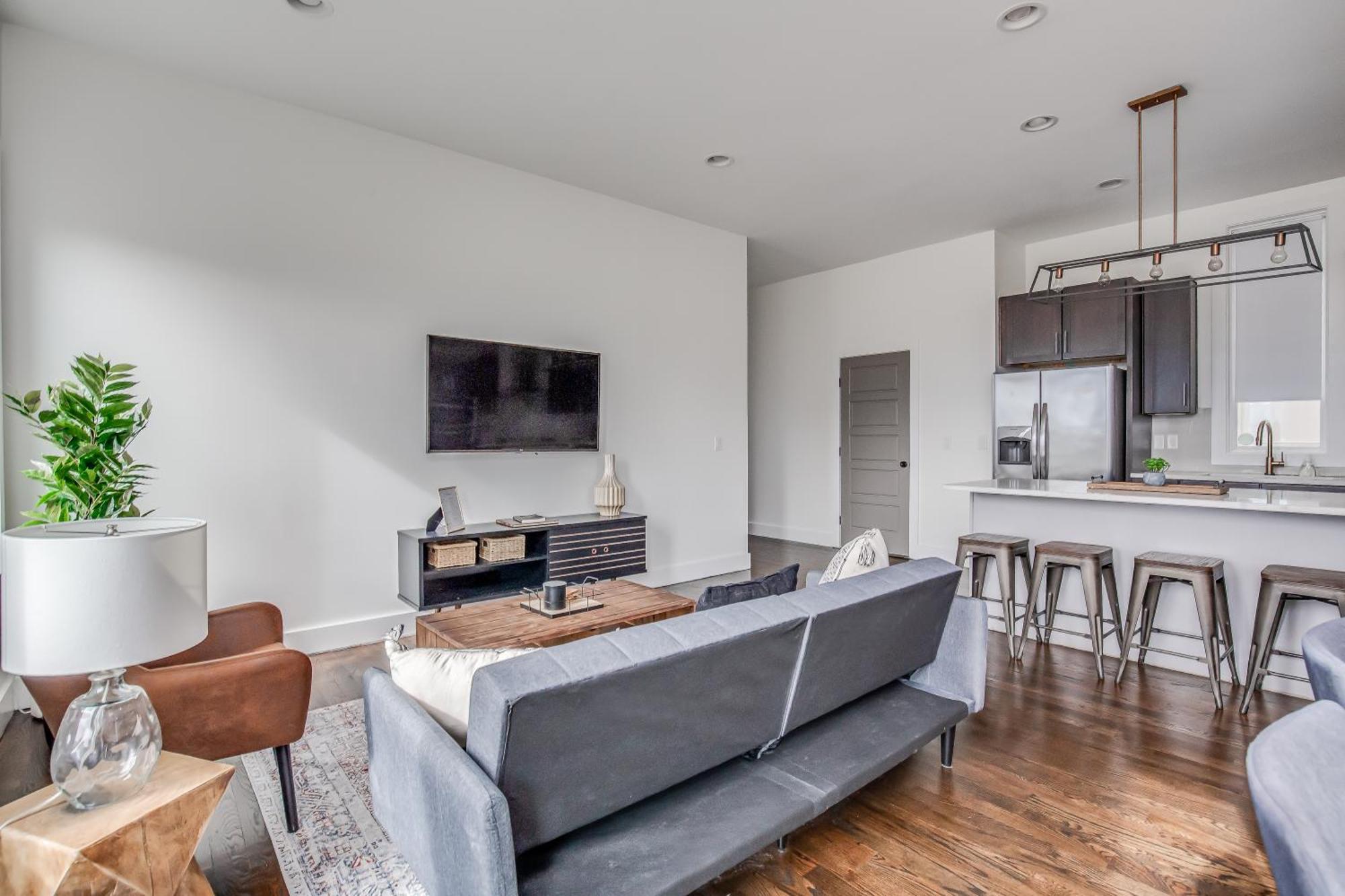 Holiday home Whiskey House With Rooftop Golf, Views! 8min To Downtown! Sleeps 9!
